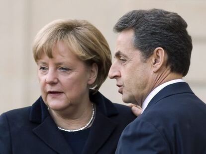 El presidente franc&eacute;s, Nicolas Sarkozy (d), y la  canciller alemana, Angela Merkel (i), tras reunirse en Par&iacute;s el pasado d&iacute;a 5.