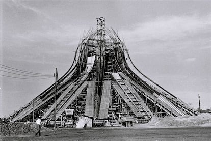 Fotografía del año 1959 extraída del Archivo Público de Brasilia de la Catedral Metropolitana Nossa Senhora Aparecida, diseñada por Oscar Niemeyer.