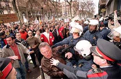 Los <i>mossos</i> intentan impedir la entrada de los ganaderos al Departamento de Agricultura.