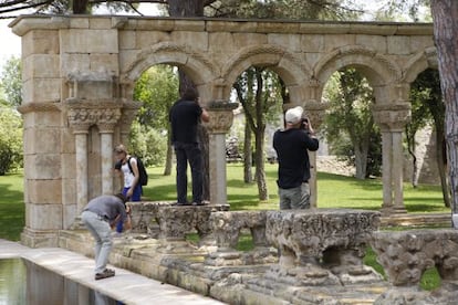Claustro románico en los jardines de la finca Mas del Vent, Palamós, que se montó piedra a piedra en 1958, oculto hasta que apareció en una revista de decoración el pasado junio.