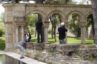 Claustro rom&aacute;nico en los jardines de la finca Mas del Vent, Palam&oacute;s, que se mont&oacute; piedra a piedra en 1958, oculto hasta que apareci&oacute; en una revista de decoraci&oacute;n el pasado junio.