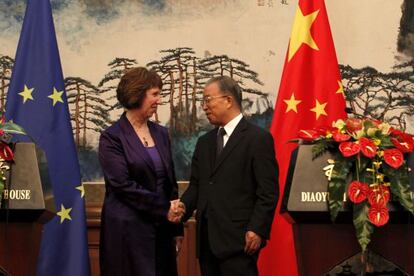 Catherine Ashton estrecha la mano al consejero de Estado chino, Dai Bingguo, tras dar una rueda de prensa conjunta el martes en Pek&iacute;n.