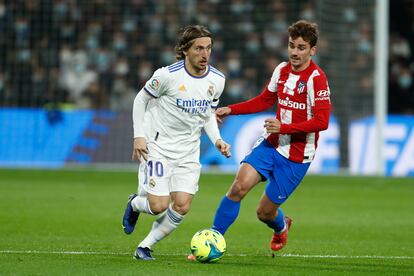 Modric y Griezmann luchan por un balón en el Real Madrid - Atlético de Madrid de la pasada temporada.