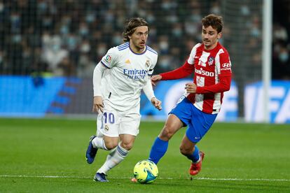 Modric y Griezmann se disputan el balón en el derbi.