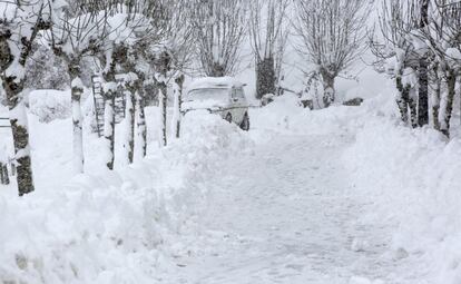Un coche queda entre la nieve en Roncesvalles (Navarra), hoy.