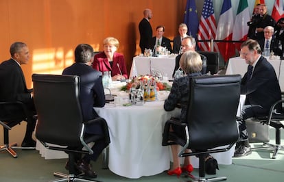 Los líderes europeos Angela Merkel (Alemania), François Hollande (Francia), Mariano Rajoy (España), Theresa May (Reino Unido) y Matteo Renzi (Italia) se reúnen con el presidente de los Estados Unidos, Barack Obama, en Berlín, el 18 de noviembre de 2016.