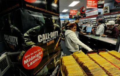 Consumidores acuden a comprar el videojuego 'Call of Duty: Black Ops' el día de su lanzamiento en una tienda de Las Vegas.