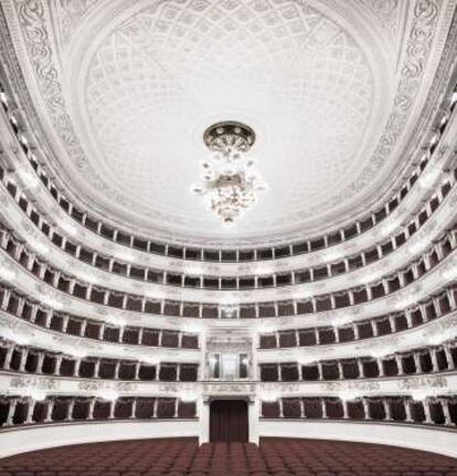 'Milano', imagen de la serie 'Fratelli d'Italia (2005-2016), de Matthias Schaller, que ha fotografiado más de 150 teatros de toda Italia.