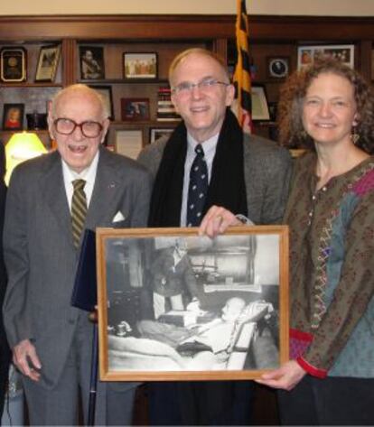 John Wilpers (izquierda) junto a sus hijos, que sostienen una fotograf&iacute;a de su padre con el general Tojo en 1945.