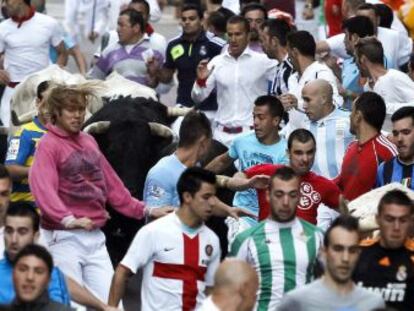 Los mozos corren entre los astados de la ganadería Luis Albarrán.