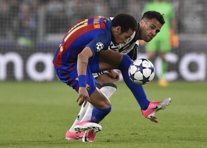 El jugador del Barcelona, Neymar, en acción con Dani Alves del Juventus. 