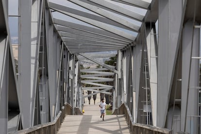 El puente que une la zona de la pérgola fotovoltaica con el puerto de Sant Adrià, en el parque del Fòrum.