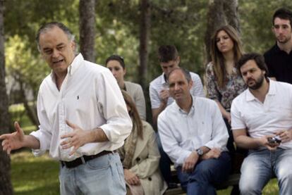 González Pons interviene en un acto en la playa de El Saler (Valencia) en presencia de Camps e Ignacio Uriarte.