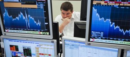 Un bróker consulta monitores de información financiera en las oficinas de Ahorro Corporación.