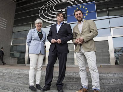 Clara Ponsatí, Carles Puigdemont y Toni Comín, el pasado 26 de mayo en Briselas.