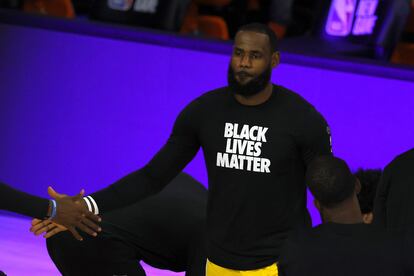 LeBron James, durante la presentación previa al partido entre los Lakers y Oklahoma City.