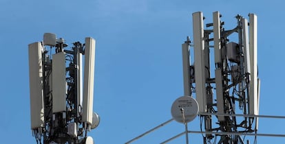 Torres de telefonía móvil en el tejado de un edificio en Madrid.