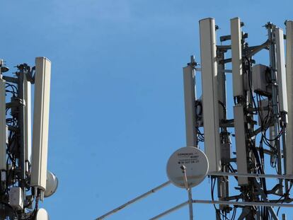 Torres de telefonía móvil en el tejado de un edificio en Madrid.