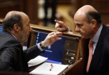 El l&iacute;der del PSOE, Alfredo P&eacute;rez Rubalcaba, junto al ministro de Econom&iacute;a, Luis de Guindos, en el Congreso de los Diputados. 