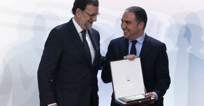 El presidente de la Diputaci&oacute;n de M&aacute;laga, El&iacute;as Bendodo (d), recibe de manos del presidente del Gobierno en funciones, Mariano Rajoy, una de las Condecoraciones al M&eacute;rito Tur&iacute;stico 2015 otorgadas por el Consejo de Ministros.