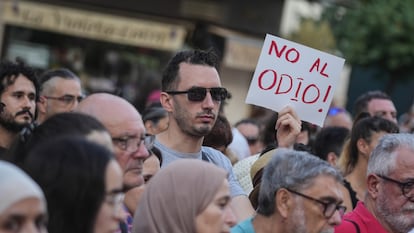 Asistentes a una concentración contra la violencia racista en Valencia tras los hechos ocurridos en Torre Pacheco, en la plaza del Ayuntamiento, a 18 de julio de 2025, en Valencia, Comunidad Valenciana (España). Jorge Gil / Europa Press