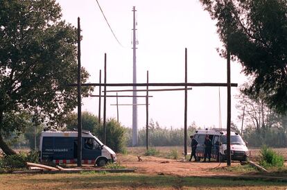 Els Mossos d'Esquadra vigilen les obres d'instal·lació de la xarxa elèctrica de Fecsa a les Gavarres, a l'altura de Llagostera (Gironès), el 2001.