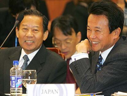 El ministro de Economía japonés, Toshihiro Nikai, a la izquierda, junto a su colega de Asuntos Exteriores.