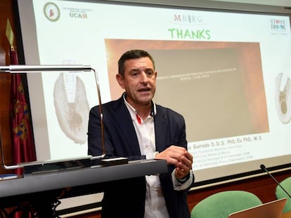 El catedrático Calvo-Guirado, en una charla de la UCAM.