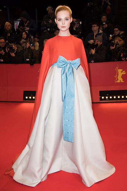 La Berlinale inaugura su 68 edicin en la que tambin se han querido comprometer contra el acoso sexual rechazando al menos cinco ttulos en los que han participado hombres acusados de acoso. En la imagen, Elle Fanning con un vestido Alta Costura de Valentino durante la presentacin de Isla de Perros, de Wes Anderson.