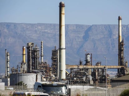 Vehículos circulan junto a una refinería en Ciudad del Cabo (Sudáfrica).