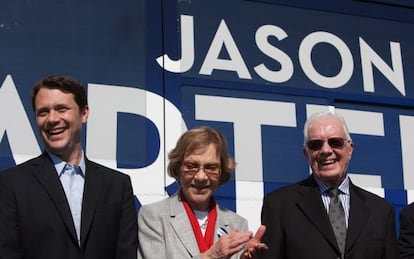 Jason Carter con su abuelos, la semana pasada.