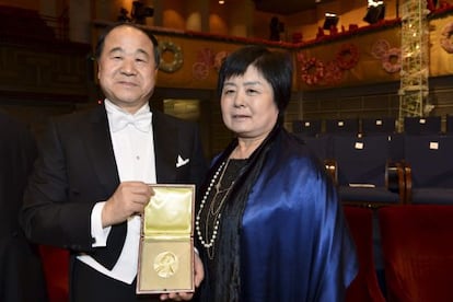 El Premio Nobel de Literatura Mo Yan posa junto a su esposa, Quinlan Du, después de recibir el galardón en la ceremonia de entrega de los Premios Nobel.