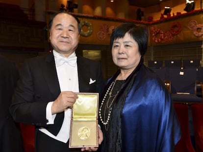 El Premio Nobel de Literatura Mo Yan posa junto a su esposa, Quinlan Du, despu&eacute;s de recibir el galard&oacute;n en la ceremonia de entrega de los Premios Nobel.