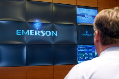 A visitor views the video wall in the lobby of Emerson Electric's headquarters building in St. Louis, Wednesday, Nov. 28, 2007.