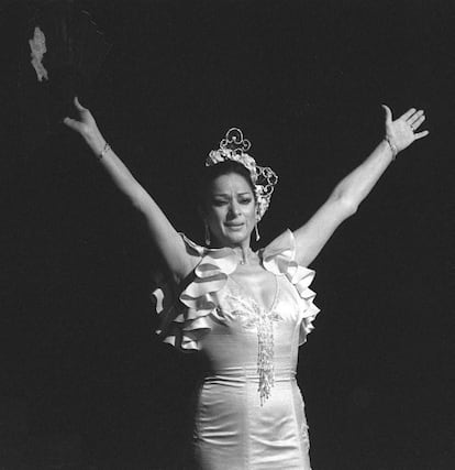 La cantante Lola Flores durante su actuación en el espectáculo 'Con Casta', en el Teatro La Latina de Madrid en 1983.