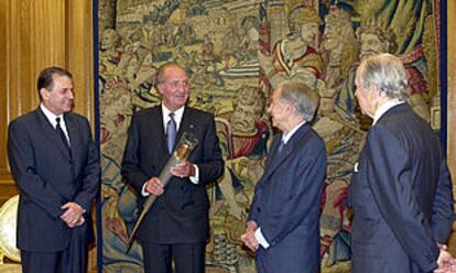 Don Juan Carlos, con una antorcha olímpica, conversa con Rogge (a la izquierda), Samaranch y Echevarría.