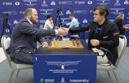 Denis Khismatullin (left) greets Magnus Carlsen at the start of his game in the World Rapid Championship on Tuesday in Samarkand (Uzbekistan).