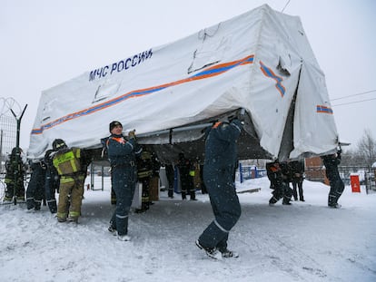 Los equipos de emergencia rusos trasladan una carpa durante la operación de rescate tras el accidente en la mina de carbón de Listvyazhnaya, en Siberia, este jueves.