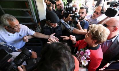 Entretanto, um juiz eleitoral barrou a entrada da imprensa e de militantes que acompanhavam o voto de Dilma Rousseff em Porto Alegre. A Brigada Militar foi acionada e houve tumulto.