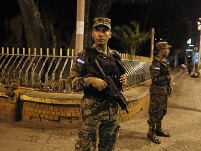 Troops guard Congress Tuesday night in Tegucigalpa