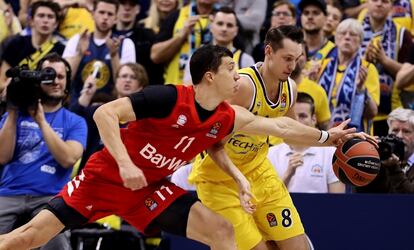 Lucic, del Bayern, y Eriksson, del Alba, en un partido de la Euroliga