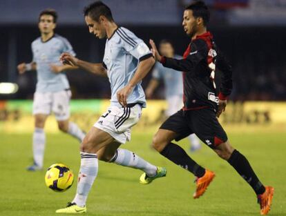 Costas protege el balón ante Jonathan Viera.