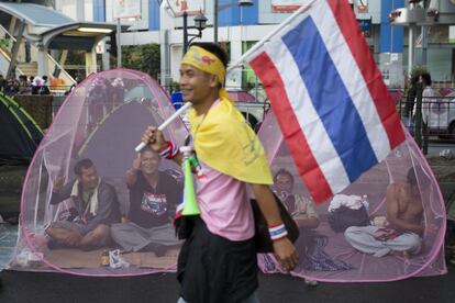 La ocupación de la vía pública y el asedio sobre varios edificios gubernamentales tuvo lugar ante la ausencia de las fuerzas de seguridad y la pasividad de las autoridades, que han anunciado que no recurrirán al uso de la fuerza. En la imagen unas personas en tiendas de campaña en una calle de Bangkok.