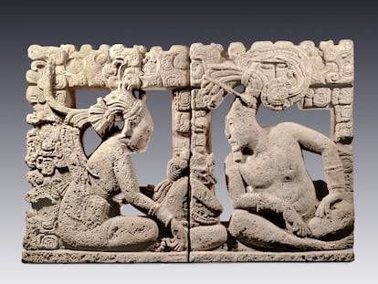 Pieza de un trono de la cuenca del río Usumacinta que se exhibe en la muestra 'Las vidas de los dioses: la divinidad en el arte maya'.