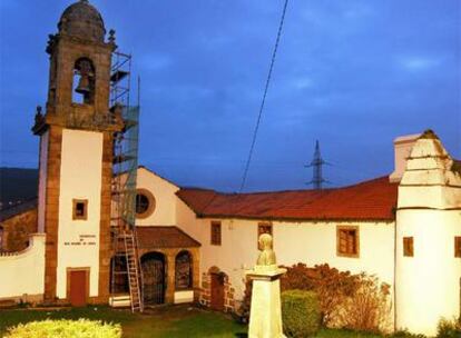 Estado actual de la parte del monasterio de San Martiño do Couto, en Narón, que ha empezado a ser rehabilitada por la Xunta.