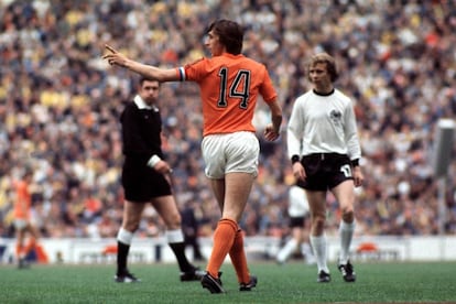 El jugador holandés, Johan Cruyff, en el partido de la final de la Copa del Mundo en 1974, ante la selección alemana. Alemania se impuso en el marcador por 2 - 1.
