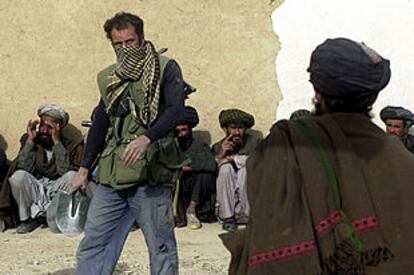 Un miembro de las fuerzas especiales británicas camina junto a la fortaleza de Mazar-i-Sharif.