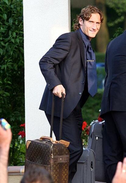 Totti, ayer al llegar a Duisburgo.