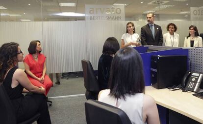 Los Reyes, acompañados por la ministra de Sanidad, durante la visita a las instalaciones del 016.