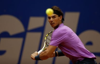 Nadal devuelve una bola durante el Abierto de Brasil.